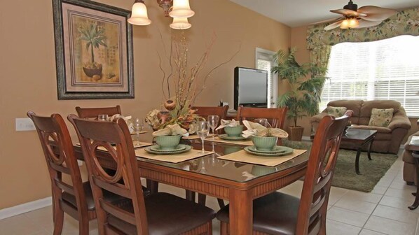 Kylskåp, mikrovågsugn, ugn och spishäll