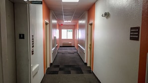 Ein Hotelfoyer mit Aufzug, einer Verkaufsbude, einem Wäscheraum für Gäste und öffentlichen Toiletten.