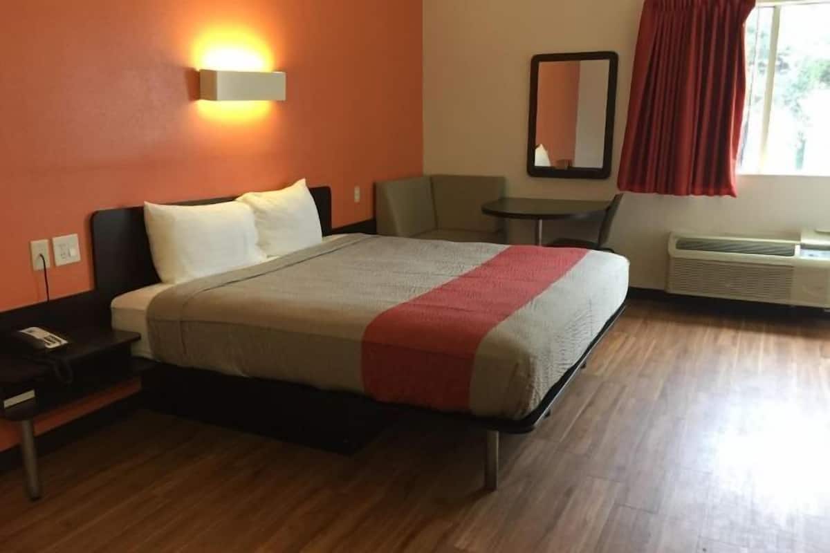 WiFi (free), bed sheets