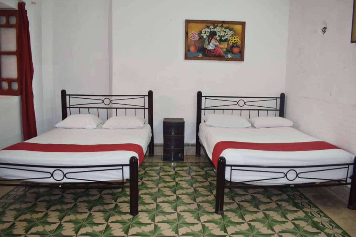 Quarto casal standard | Ferros/tábuas de passar roupa, Wi-Fi de cortesia, roupa de cama