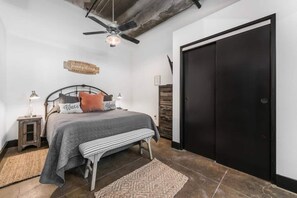 2 bedrooms, desk, iron/ironing board, free WiFi - Behren's Loft - a downtown experience! (Waco)
