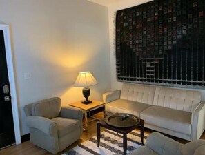 Smart TV, books - Private and Sophisticated Inman Park Apartment (Atlanta)