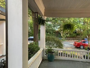 Property grounds - Private and Sophisticated Inman Park Apartment (Atlanta)