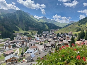 A mountainous town with buildings and a road. - Hotel Olympia (Livinallongo del Col di Lana)