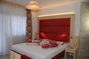 Chambre Double Confort, balcon, vue montagne (2 pax)