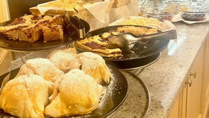 A buffet with various baked goods and a fruit bowl. - Hotel Olympia (Livinallongo del Col di Lana)