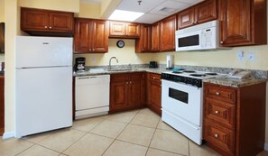 Réfrigérateur, four à micro-ondes, un four, surface de cuisson