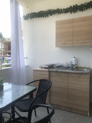 Departamento, 2 habitaciones (1) | Cocineta privada | Refrigerador, parrilla de estufa y tetera eléctrica 