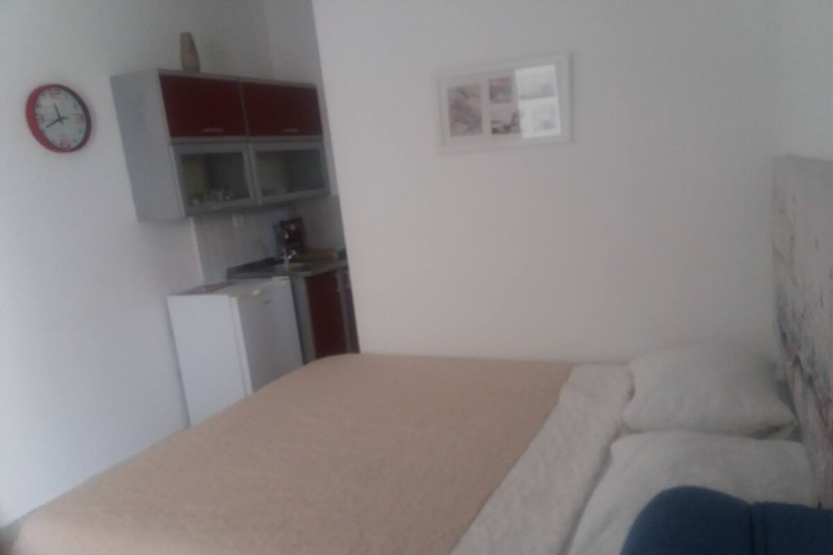 Studio | In-room safe, laptop workspace, WiFi (free), bed sheets