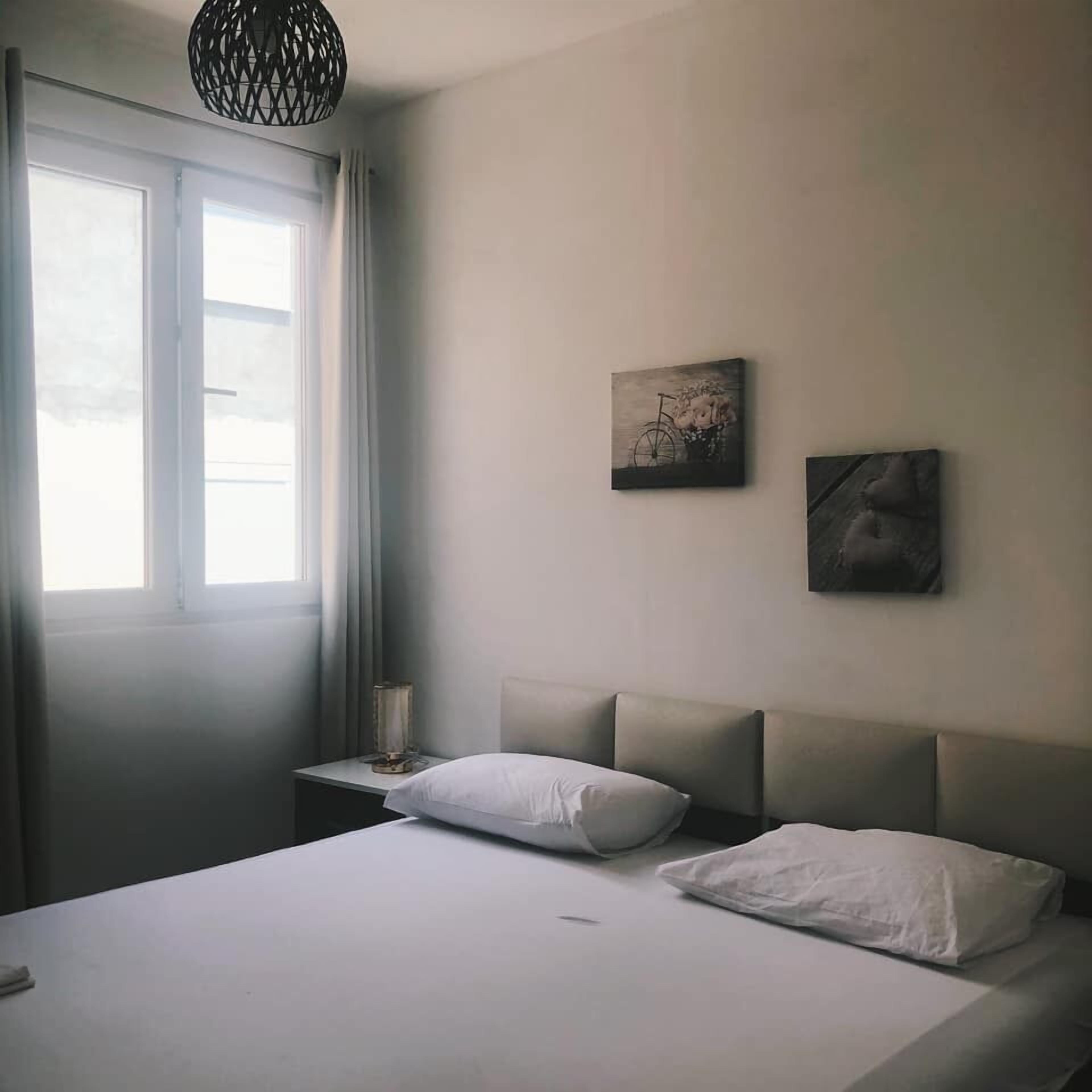 客房內保險箱、筆電工作空間、免費無線上網、床單