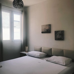 Zimmersafe, laptopgeeigneter Arbeitsplatz, kostenloses WLAN, Bettwäsche