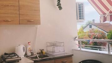 Peti sejuk, dapur, cerek elektrik