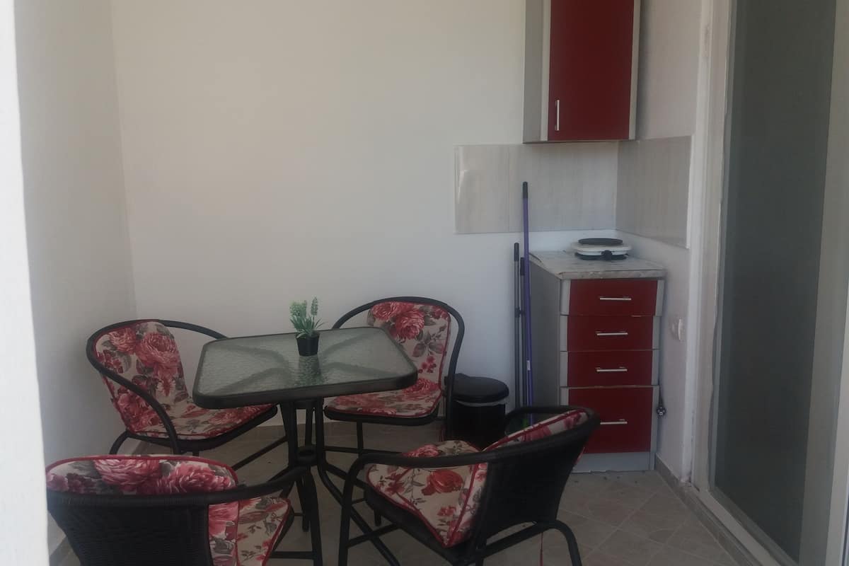 Apartamento, vista para o jardim | Cozinha privada | Geladeira, cooktop, chaleira elétrica