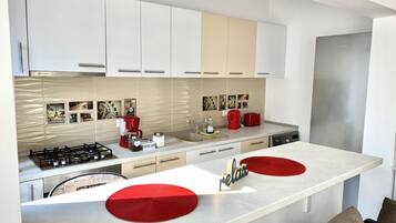 Réfrigérateur, micro-ondes, plaque de cuisson, cafetiÚre/bouilloire