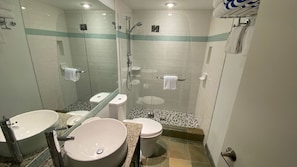 Dusche, Haartrockner, HandtĂŒcher, Seife