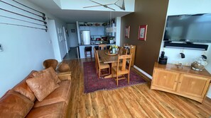 Smart TV, fireplace, DVD player, books - Luxury ski-in ski-out condo 603 on Whistler Blackcomb-spectacular mountain views (Whistler)