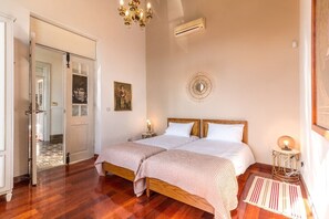 4 bedrooms, iron/ironing board, WiFi, bed sheets
