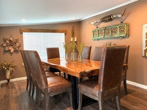 Dining - Southern Comforts -- Beautiful Country view... 20 minutes from Baylor/Magnolia (Chilton)