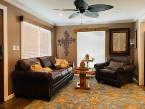 TV, books - Southern Comforts -- Beautiful Country view... 20 minutes from Baylor/Magnolia (Chilton)