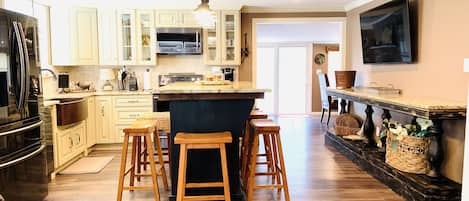 Full-sized fridge, microwave, oven, stovetop