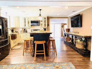 Full-sized fridge, microwave, oven, stovetop - Southern Comforts -- Beautiful Country view... 20 minutes from Baylor/Magnolia (Chilton)