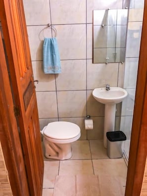 Chuveiro, produtos de toalete grátis, toalhas de banho, sabonete