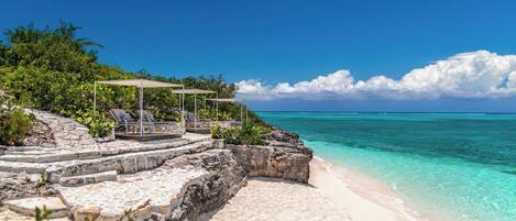 Plage, chaises longues, serviettes de plage