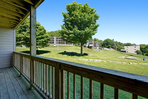 Lovely ski-in/out condo with gorgeous mountain views and shared tennis court