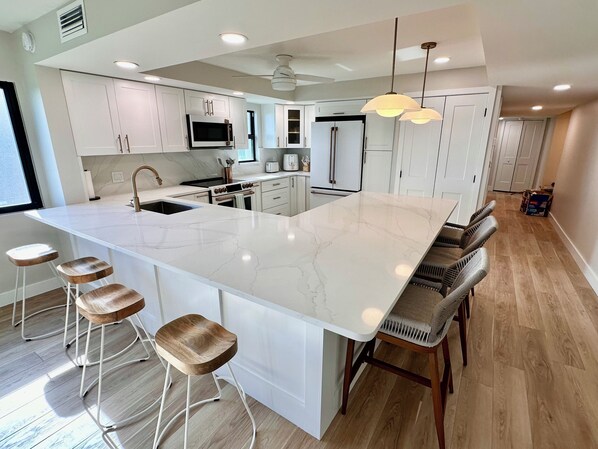 Jääkaappi, mikroaaltouuni, uuni, liesi