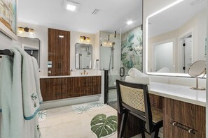 Combined shower/tub, hair dryer, towels