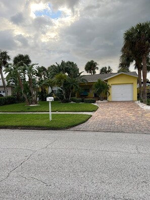 Property grounds - TRANQUIL COTTAGE 1 BLOCK FROM CLEARWATER BEACH (Clearwater Beach)