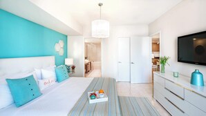 Una camera da letto moderna con un letto, un comodino e una TV.