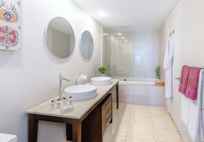 Badewanne, Haartrockner, Bademäntel, Handtücher