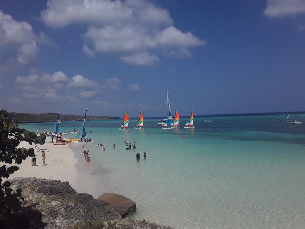 Playa en los alrededores, playa de arena blanca y masajes en la playa 