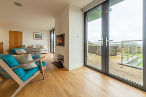 Fernseher, Kamin, DVD-Player, Stereoanlage