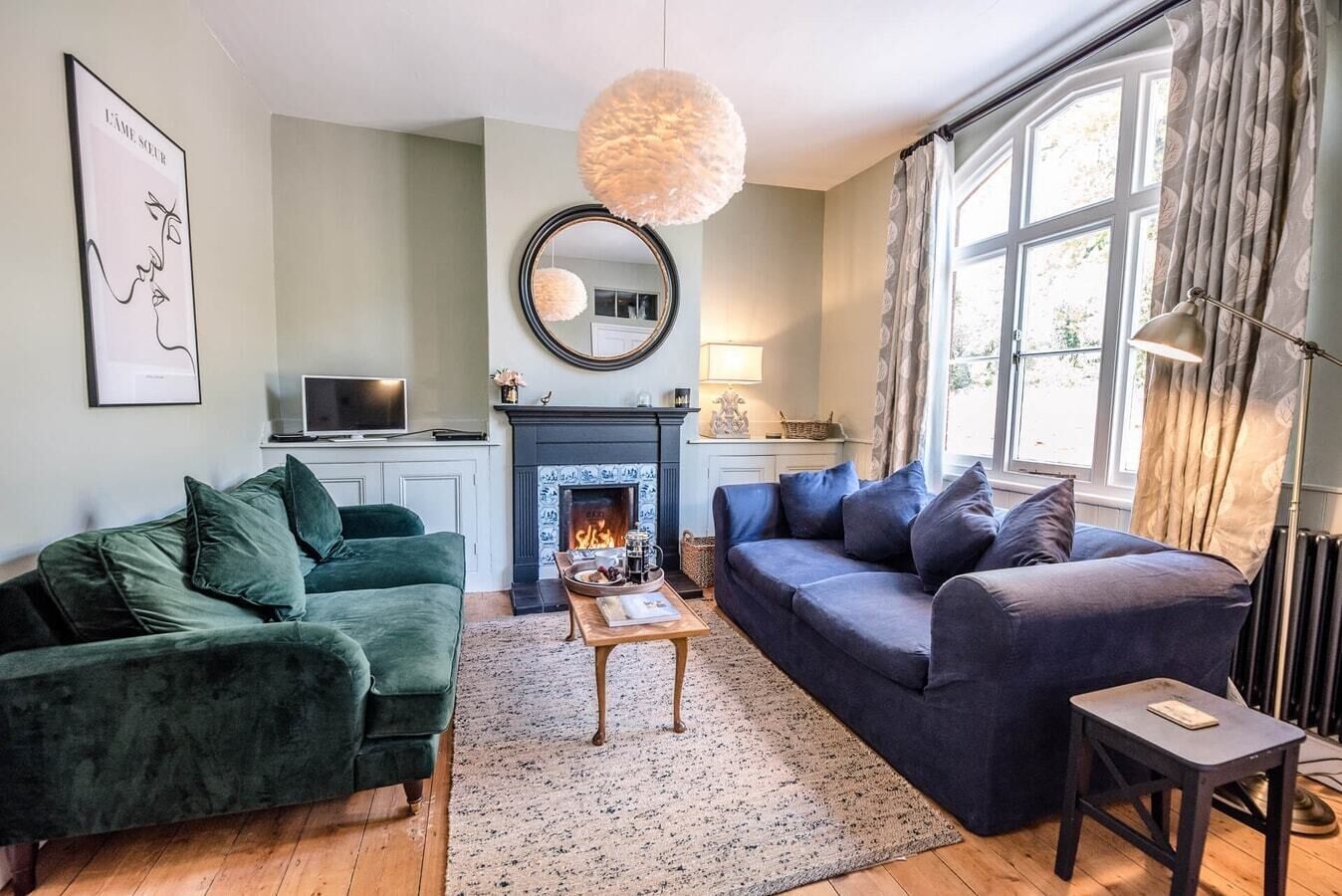 TV, fireplace