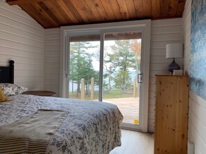 2 habitaciones, escritorio y tabla de planchar con plancha