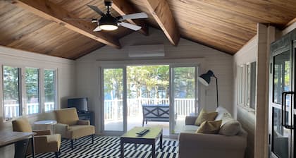 "Redcliff" - Waterfront Chalet style Cedar Log Cottage in Cavendish Resort Area