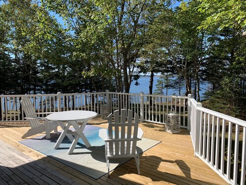"Redcliff"  - Waterfront Chalet style Cedar Log Cottage in Cavendish Resort Area