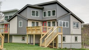 A multi-story residential building with a balcony and a staircase. - Perfect Downtown Views for the 4th of JULY / Watch FIREWORKS from private deck (Nashville)