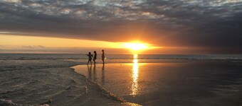 Jack's Shack - Spacious eco-friendly beach house. Great for families- sleeps 8.
