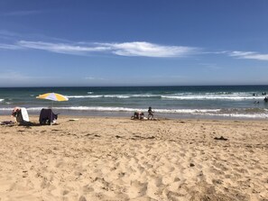 Playa en los alrededores, camastros y toallas de playa 
