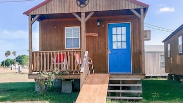 Basic Cabin, 1 Bedroom (Fishin Mission) | 1 bilik tidur, dihias secara berasingan