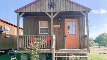 1 bedroom, individually decorated, individually furnished