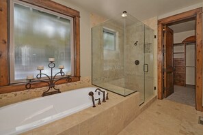 Bathtub, hair dryer, towels, soap - Beautiful Sunriver Lodge Home steps to the Deschutes (Sunriver)