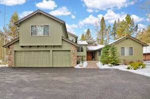 Exterior - Beautiful Sunriver Lodge Home steps to the Deschutes (Sunriver)