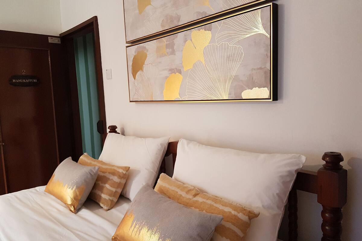 Signature King | Individually decorated, individually furnished, blackout drapes