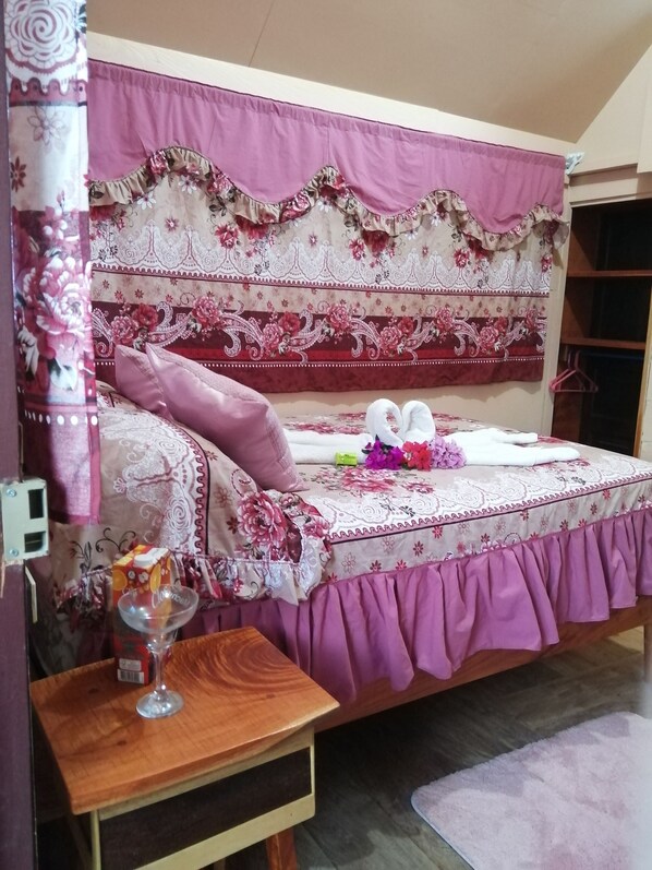 Honeymoon Cabin | Free WiFi, bed sheets, wheelchair access