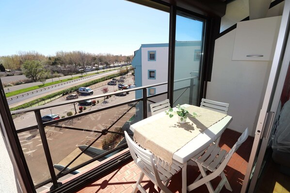 Outdoor dining - Charming Studio Double Cabin air conditioning swimming pool parking (LE GRAU DU ROI)