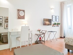 2 habitaciones, escritorio y tabla de planchar con plancha 